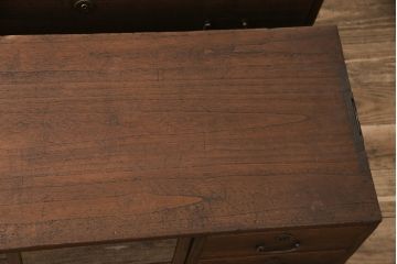 3段重ね桐箪笥を脚付き箪笥にリメイク!上段の引き戸は組子ガラスを取り付。木製脚を取り付け、オーク系に着色仕上げ。