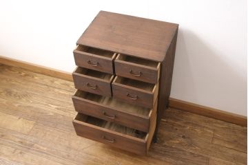 桐箪笥をチェストにリメイク!鉄脚を取り付け、現在の色味を基準とした濃茶で着色仕上げ。