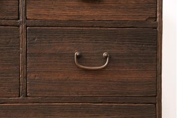 桐箪笥をチェストにリメイク!鉄脚を取り付け、現在の色味を基準とした濃茶で着色仕上げ。