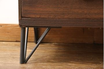 桐箪笥をチェストにリメイク!鉄脚を取り付け、現在の色味を基準とした濃茶で着色仕上げ。