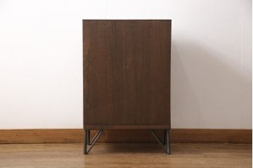 桐箪笥をチェストにリメイク!鉄脚を取り付け、現在の色味を基準とした濃茶で着色仕上げ。