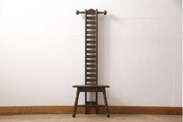 ミラー付きチェアをラダーバックチェアにリメイク!背もたれ部分の鏡を取り外し、横桟を設置。加工部分を本体に合わせて着色仕上げに。