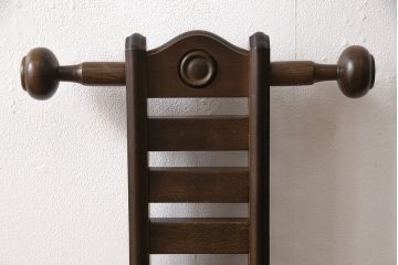 ミラー付きチェアをラダーバックチェアにリメイク!背もたれ部分の鏡を取り外し、横桟を設置。加工部分を本体に合わせて着色仕上げに。