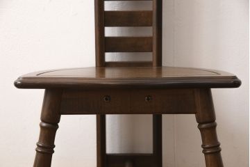 ミラー付きチェアをラダーバックチェアにリメイク!背もたれ部分の鏡を取り外し、横桟を設置。加工部分を本体に合わせて着色仕上げに。