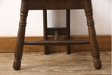 ミラー付きチェアをラダーバックチェアにリメイク!背もたれ部分の鏡を取り外し、横桟を設置。加工部分を本体に合わせて着色仕上げに。