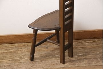 ミラー付きチェアをラダーバックチェアにリメイク!背もたれ部分の鏡を取り外し、横桟を設置。加工部分を本体に合わせて着色仕上げに。