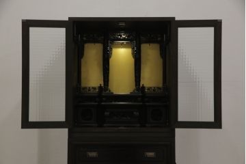 お仏壇を小型仏壇+チェスト、譜面台、小引き出しにリメイク!小型仏壇は指定サイズにリサイズし、扉にチェッカーガラスをはめ込み。チェストは鉄脚を取り付け脚付きチェストに。譜面台にはお仏壇のポール部分を活用。台板や脚はカバ材を使用にて。残った引き戸建具4枚は、小引き出しの引き出し前板に。4点とも元の色味に合わせ、黒に近い濃茶で仕上げ。