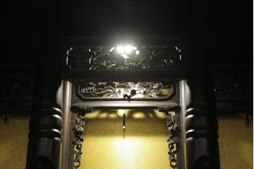 お仏壇を小型仏壇+チェスト、譜面台、小引き出しにリメイク!小型仏壇は指定サイズにリサイズし、扉にチェッカーガラスをはめ込み。チェストは鉄脚を取り付け脚付きチェストに。譜面台にはお仏壇のポール部分を活用。台板や脚はカバ材を使用にて。残った引き戸建具4枚は、小引き出しの引き出し前板に。4点とも元の色味に合わせ、黒に近い濃茶で仕上げ。