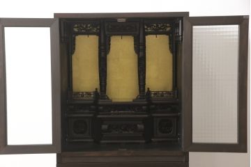 お仏壇を小型仏壇+チェスト、譜面台、小引き出しにリメイク!小型仏壇は指定サイズにリサイズし、扉にチェッカーガラスをはめ込み。チェストは鉄脚を取り付け脚付きチェストに。譜面台にはお仏壇のポール部分を活用。台板や脚はカバ材を使用にて。残った引き戸建具4枚は、小引き出しの引き出し前板に。4点とも元の色味に合わせ、黒に近い濃茶で仕上げ。