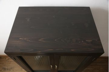 お仏壇を小型仏壇+チェスト、譜面台、小引き出しにリメイク!小型仏壇は指定サイズにリサイズし、扉にチェッカーガラスをはめ込み。チェストは鉄脚を取り付け脚付きチェストに。譜面台にはお仏壇のポール部分を活用。台板や脚はカバ材を使用にて。残った引き戸建具4枚は、小引き出しの引き出し前板に。4点とも元の色味に合わせ、黒に近い濃茶で仕上げ。