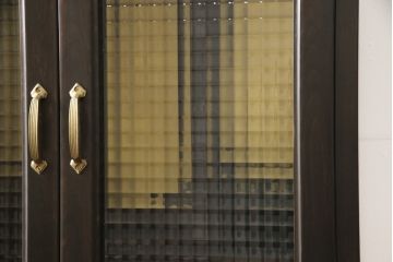 お仏壇を小型仏壇+チェスト、譜面台、小引き出しにリメイク!小型仏壇は指定サイズにリサイズし、扉にチェッカーガラスをはめ込み。チェストは鉄脚を取り付け脚付きチェストに。譜面台にはお仏壇のポール部分を活用。台板や脚はカバ材を使用にて。残った引き戸建具4枚は、小引き出しの引き出し前板に。4点とも元の色味に合わせ、黒に近い濃茶で仕上げ。
