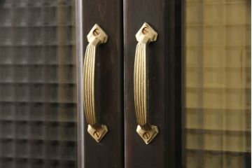 お仏壇を小型仏壇+チェスト、譜面台、小引き出しにリメイク!小型仏壇は指定サイズにリサイズし、扉にチェッカーガラスをはめ込み。チェストは鉄脚を取り付け脚付きチェストに。譜面台にはお仏壇のポール部分を活用。台板や脚はカバ材を使用にて。残った引き戸建具4枚は、小引き出しの引き出し前板に。4点とも元の色味に合わせ、黒に近い濃茶で仕上げ。