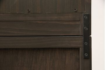 お仏壇を小型仏壇+チェスト、譜面台、小引き出しにリメイク!小型仏壇は指定サイズにリサイズし、扉にチェッカーガラスをはめ込み。チェストは鉄脚を取り付け脚付きチェストに。譜面台にはお仏壇のポール部分を活用。台板や脚はカバ材を使用にて。残った引き戸建具4枚は、小引き出しの引き出し前板に。4点とも元の色味に合わせ、黒に近い濃茶で仕上げ。