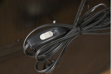 お仏壇を小型仏壇+チェスト、譜面台、小引き出しにリメイク!小型仏壇は指定サイズにリサイズし、扉にチェッカーガラスをはめ込み。チェストは鉄脚を取り付け脚付きチェストに。譜面台にはお仏壇のポール部分を活用。台板や脚はカバ材を使用にて。残った引き戸建具4枚は、小引き出しの引き出し前板に。4点とも元の色味に合わせ、黒に近い濃茶で仕上げ。
