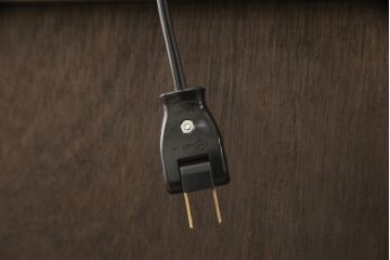 お仏壇を小型仏壇+チェスト、譜面台、小引き出しにリメイク!小型仏壇は指定サイズにリサイズし、扉にチェッカーガラスをはめ込み。チェストは鉄脚を取り付け脚付きチェストに。譜面台にはお仏壇のポール部分を活用。台板や脚はカバ材を使用にて。残った引き戸建具4枚は、小引き出しの引き出し前板に。4点とも元の色味に合わせ、黒に近い濃茶で仕上げ。