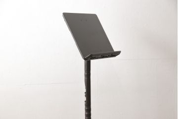 お仏壇を小型仏壇+チェスト、譜面台、小引き出しにリメイク!小型仏壇は指定サイズにリサイズし、扉にチェッカーガラスをはめ込み。チェストは鉄脚を取り付け脚付きチェストに。譜面台にはお仏壇のポール部分を活用。台板や脚はカバ材を使用にて。残った引き戸建具4枚は、小引き出しの引き出し前板に。4点とも元の色味に合わせ、黒に近い濃茶で仕上げ。