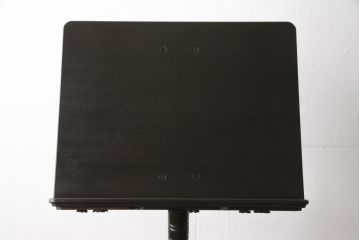 お仏壇を小型仏壇+チェスト、譜面台、小引き出しにリメイク!小型仏壇は指定サイズにリサイズし、扉にチェッカーガラスをはめ込み。チェストは鉄脚を取り付け脚付きチェストに。譜面台にはお仏壇のポール部分を活用。台板や脚はカバ材を使用にて。残った引き戸建具4枚は、小引き出しの引き出し前板に。4点とも元の色味に合わせ、黒に近い濃茶で仕上げ。