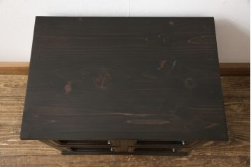 お仏壇を小型仏壇+チェスト、譜面台、小引き出しにリメイク!小型仏壇は指定サイズにリサイズし、扉にチェッカーガラスをはめ込み。チェストは鉄脚を取り付け脚付きチェストに。譜面台にはお仏壇のポール部分を活用。台板や脚はカバ材を使用にて。残った引き戸建具4枚は、小引き出しの引き出し前板に。4点とも元の色味に合わせ、黒に近い濃茶で仕上げ。
