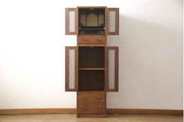 お仏壇をコンパクトにリメイク!指定サイズにリサイズし、本体・作業台・引き出し2杯を新規製作。さらにお仏壇の台として使える戸棚も新規製作。2点とも建具にはレーザー組子を採用。全体を明るめのブラウンに着色して仕上げ。