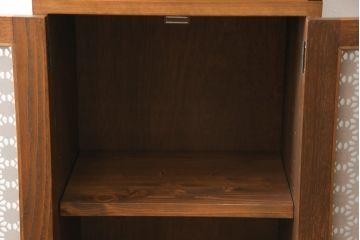 お仏壇をコンパクトにリメイク!指定サイズにリサイズし、本体・作業台・引き出し2杯を新規製作。さらにお仏壇の台として使える戸棚も新規製作。2点とも建具にはレーザー組子を採用。全体を明るめのブラウンに着色して仕上げ。