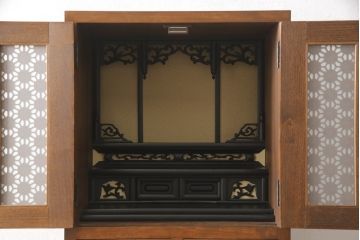 お仏壇をコンパクトにリメイク!指定サイズにリサイズし、本体・作業台・引き出し2杯を新規製作。さらにお仏壇の台として使える戸棚も新規製作。2点とも建具にはレーザー組子を採用。全体を明るめのブラウンに着色して仕上げ。