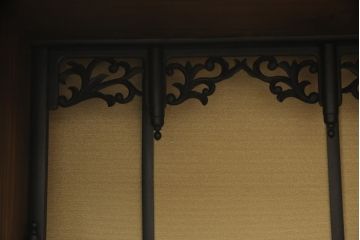 お仏壇をコンパクトにリメイク!指定サイズにリサイズし、本体・作業台・引き出し2杯を新規製作。さらにお仏壇の台として使える戸棚も新規製作。2点とも建具にはレーザー組子を採用。全体を明るめのブラウンに着色して仕上げ。