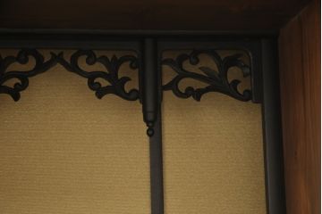 お仏壇をコンパクトにリメイク!指定サイズにリサイズし、本体・作業台・引き出し2杯を新規製作。さらにお仏壇の台として使える戸棚も新規製作。2点とも建具にはレーザー組子を採用。全体を明るめのブラウンに着色して仕上げ。