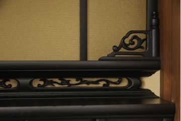 お仏壇をコンパクトにリメイク!指定サイズにリサイズし、本体・作業台・引き出し2杯を新規製作。さらにお仏壇の台として使える戸棚も新規製作。2点とも建具にはレーザー組子を採用。全体を明るめのブラウンに着色して仕上げ。