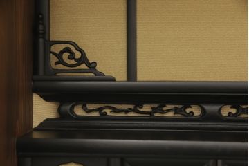 お仏壇をコンパクトにリメイク!指定サイズにリサイズし、本体・作業台・引き出し2杯を新規製作。さらにお仏壇の台として使える戸棚も新規製作。2点とも建具にはレーザー組子を採用。全体を明るめのブラウンに着色して仕上げ。