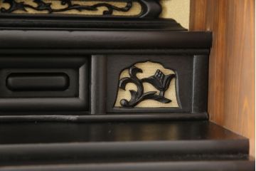 お仏壇をコンパクトにリメイク!指定サイズにリサイズし、本体・作業台・引き出し2杯を新規製作。さらにお仏壇の台として使える戸棚も新規製作。2点とも建具にはレーザー組子を採用。全体を明るめのブラウンに着色して仕上げ。