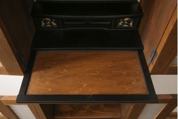 お仏壇をコンパクトにリメイク!指定サイズにリサイズし、本体・作業台・引き出し2杯を新規製作。さらにお仏壇の台として使える戸棚も新規製作。2点とも建具にはレーザー組子を採用。全体を明るめのブラウンに着色して仕上げ。