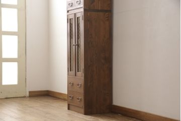 お仏壇をコンパクトにリメイク!指定サイズにリサイズし、本体・作業台・引き出し2杯を新規製作。さらにお仏壇の台として使える戸棚も新規製作。2点とも建具にはレーザー組子を採用。全体を明るめのブラウンに着色して仕上げ。