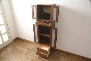 お仏壇をコンパクトにリメイク!指定サイズにリサイズし、本体・作業台・引き出し2杯を新規製作。さらにお仏壇の台として使える戸棚も新規製作。2点とも建具にはレーザー組子を採用。全体を明るめのブラウンに着色して仕上げ。
