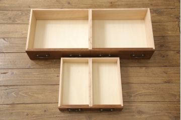 お仏壇をコンパクトにリメイク!指定サイズにリサイズし、本体・作業台・引き出し2杯を新規製作。さらにお仏壇の台として使える戸棚も新規製作。2点とも建具にはレーザー組子を採用。全体を明るめのブラウンに着色して仕上げ。