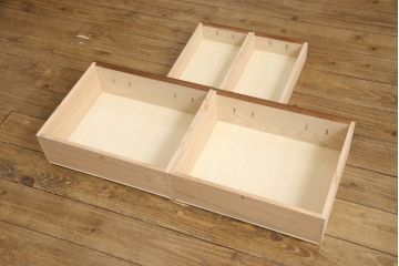 お仏壇をコンパクトにリメイク!指定サイズにリサイズし、本体・作業台・引き出し2杯を新規製作。さらにお仏壇の台として使える戸棚も新規製作。2点とも建具にはレーザー組子を採用。全体を明るめのブラウンに着色して仕上げ。