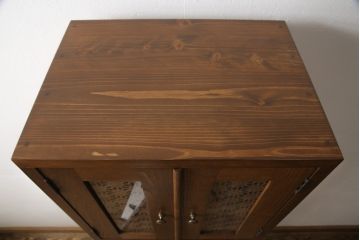 お仏壇をコンパクトにリメイク!指定サイズにリサイズし、本体・作業台・引き出し2杯を新規製作。さらにお仏壇の台として使える戸棚も新規製作。2点とも建具にはレーザー組子を採用。全体を明るめのブラウンに着色して仕上げ。