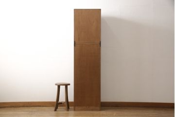 お仏壇をコンパクトにリメイク!指定サイズにリサイズし、本体・作業台・引き出し2杯を新規製作。さらにお仏壇の台として使える戸棚も新規製作。2点とも建具にはレーザー組子を採用。全体を明るめのブラウンに着色して仕上げ。