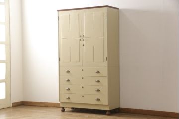 洋服箪笥をペイントリメイク!開き戸と引き出しの取っ手を交換し、鍵穴カバーを取り付け。脚を取り付けて、本体はモカベージュ、天板・脚をシナモンブラウンにペイント仕上げ。