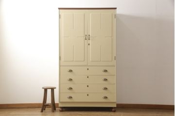 洋服箪笥をペイントリメイク!開き戸と引き出しの取っ手を交換し、鍵穴カバーを取り付け。脚を取り付けて、本体はモカベージュ、天板・脚をシナモンブラウンにペイント仕上げ。