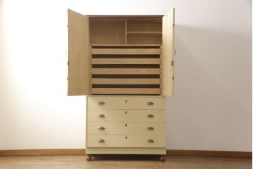 洋服箪笥をペイントリメイク!開き戸と引き出しの取っ手を交換し、鍵穴カバーを取り付け。脚を取り付けて、本体はモカベージュ、天板・脚をシナモンブラウンにペイント仕上げ。