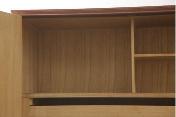 洋服箪笥をペイントリメイク!開き戸と引き出しの取っ手を交換し、鍵穴カバーを取り付け。脚を取り付けて、本体はモカベージュ、天板・脚をシナモンブラウンにペイント仕上げ。