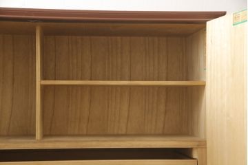 洋服箪笥をペイントリメイク!開き戸と引き出しの取っ手を交換し、鍵穴カバーを取り付け。脚を取り付けて、本体はモカベージュ、天板・脚をシナモンブラウンにペイント仕上げ。