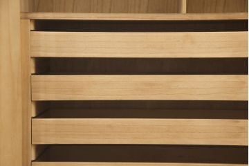 洋服箪笥をペイントリメイク!開き戸と引き出しの取っ手を交換し、鍵穴カバーを取り付け。脚を取り付けて、本体はモカベージュ、天板・脚をシナモンブラウンにペイント仕上げ。