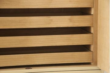 洋服箪笥をペイントリメイク!開き戸と引き出しの取っ手を交換し、鍵穴カバーを取り付け。脚を取り付けて、本体はモカベージュ、天板・脚をシナモンブラウンにペイント仕上げ。