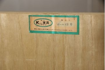 洋服箪笥をペイントリメイク!開き戸と引き出しの取っ手を交換し、鍵穴カバーを取り付け。脚を取り付けて、本体はモカベージュ、天板・脚をシナモンブラウンにペイント仕上げ。