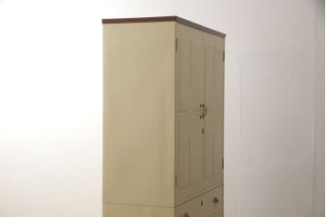 洋服箪笥をペイントリメイク!開き戸と引き出しの取っ手を交換し、鍵穴カバーを取り付け。脚を取り付けて、本体はモカベージュ、天板・脚をシナモンブラウンにペイント仕上げ。