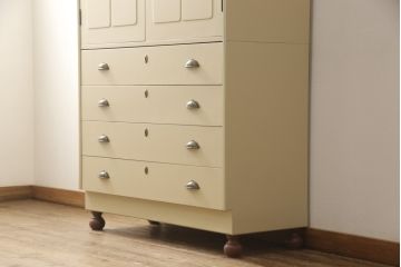 洋服箪笥をペイントリメイク!開き戸と引き出しの取っ手を交換し、鍵穴カバーを取り付け。脚を取り付けて、本体はモカベージュ、天板・脚をシナモンブラウンにペイント仕上げ。