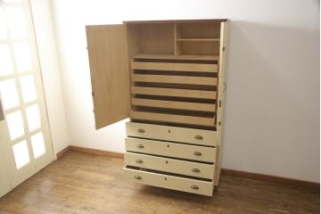 洋服箪笥をペイントリメイク!開き戸と引き出しの取っ手を交換し、鍵穴カバーを取り付け。脚を取り付けて、本体はモカベージュ、天板・脚をシナモンブラウンにペイント仕上げ。