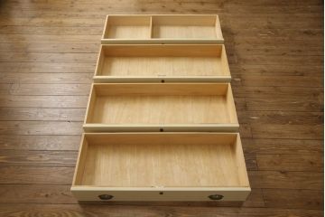 洋服箪笥をペイントリメイク!開き戸と引き出しの取っ手を交換し、鍵穴カバーを取り付け。脚を取り付けて、本体はモカベージュ、天板・脚をシナモンブラウンにペイント仕上げ。