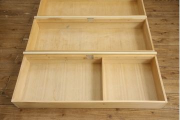 洋服箪笥をペイントリメイク!開き戸と引き出しの取っ手を交換し、鍵穴カバーを取り付け。脚を取り付けて、本体はモカベージュ、天板・脚をシナモンブラウンにペイント仕上げ。